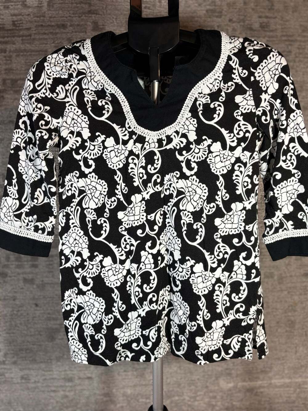 Croft & Barrow P. Women's Black and White Floral Print 3/4 Sleeve Knit Tunic